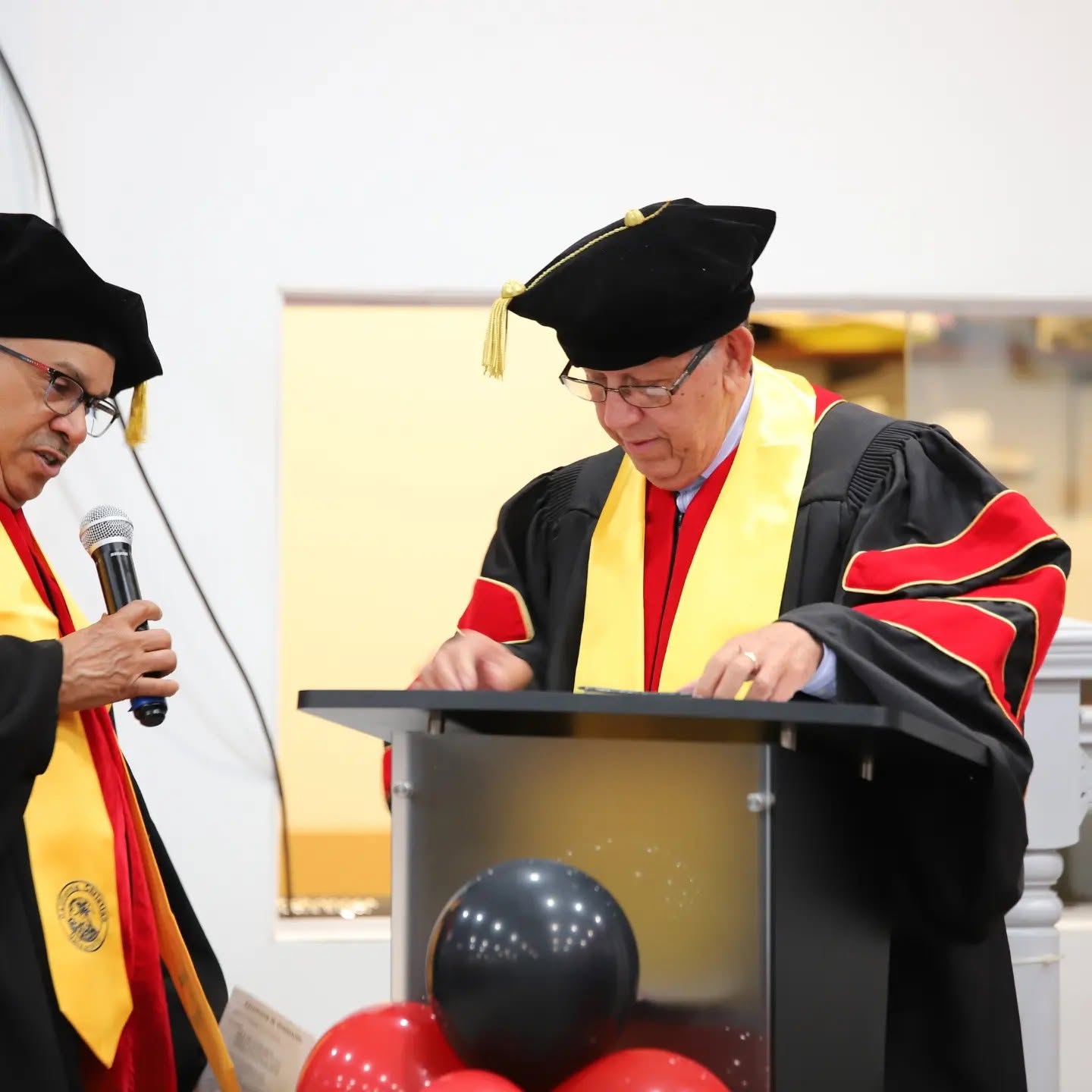 Ceremonia de Graduación de California Christian University – Extensión Brooklyn