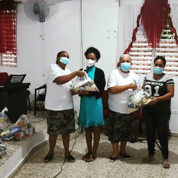 Entrega de Paquetes de Alimentos a Familias en San Luis, Santo Domingo