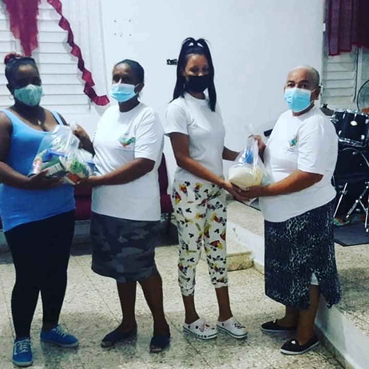 Entrega de Paquetes de Alimentos a Familias en San Luis, Santo Domingo